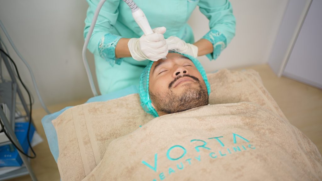 Treatment facial di klinik kecantikan